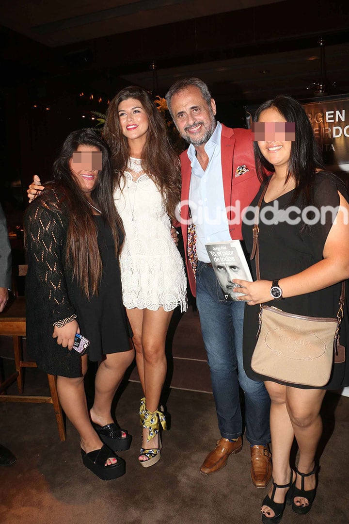 Rial junto a sus amores Loly, Rocío y Morena (Fotos Movilpress).jpg