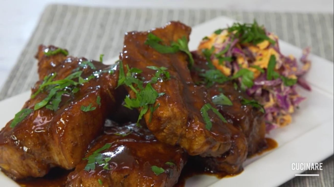 Ribs en sartén con ensalada coleslaw: la receta para sacar en días especiales 