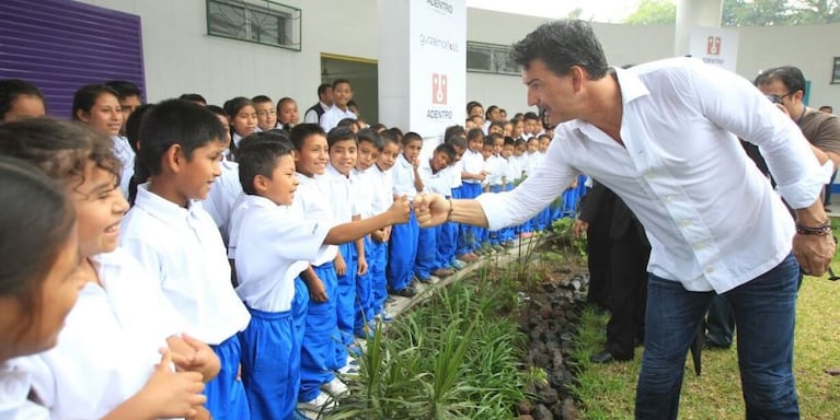 Ricardo Arjona donó cinco casas a familias afectadas por la explosión del volcán 