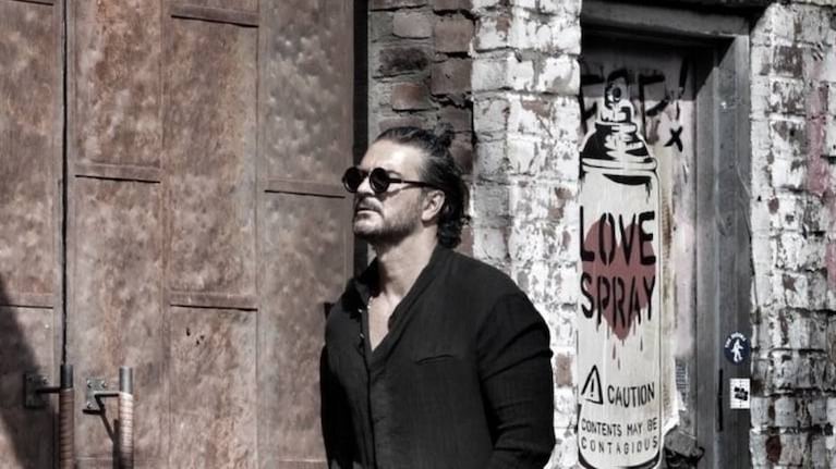 Ricardo Arjona publica y completa el proyecto Blanco y Negro