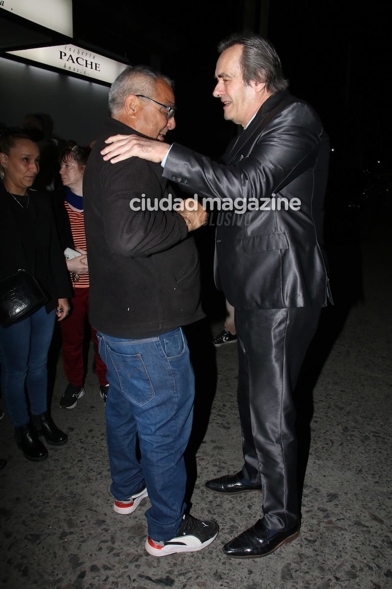 Ricardo García saludando a uno de los hermanos de Santilán (Foto: Movilpress)