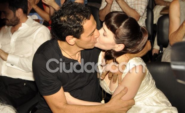 Ricardo Mollo felicitó (apasionadamente) a Natalia Oreiro (Foto: Jennifer Rubio). 