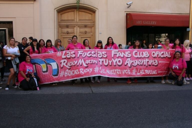 Ricky Martin saludó a sus fans que lo agasajaron con una comparsa en la puerta del hotel: "Gracias por tanto amor"