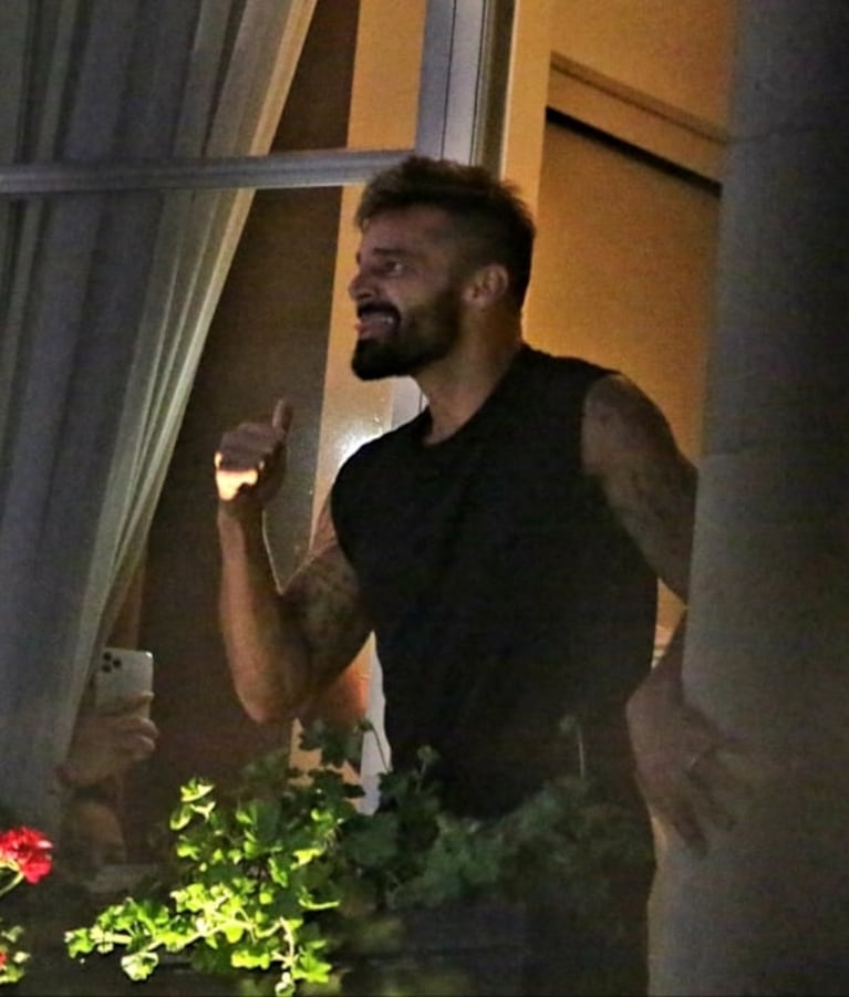 Ricky Martin saludó a sus fans que lo agasajaron con una comparsa en la puerta del hotel: "Gracias por tanto amor"