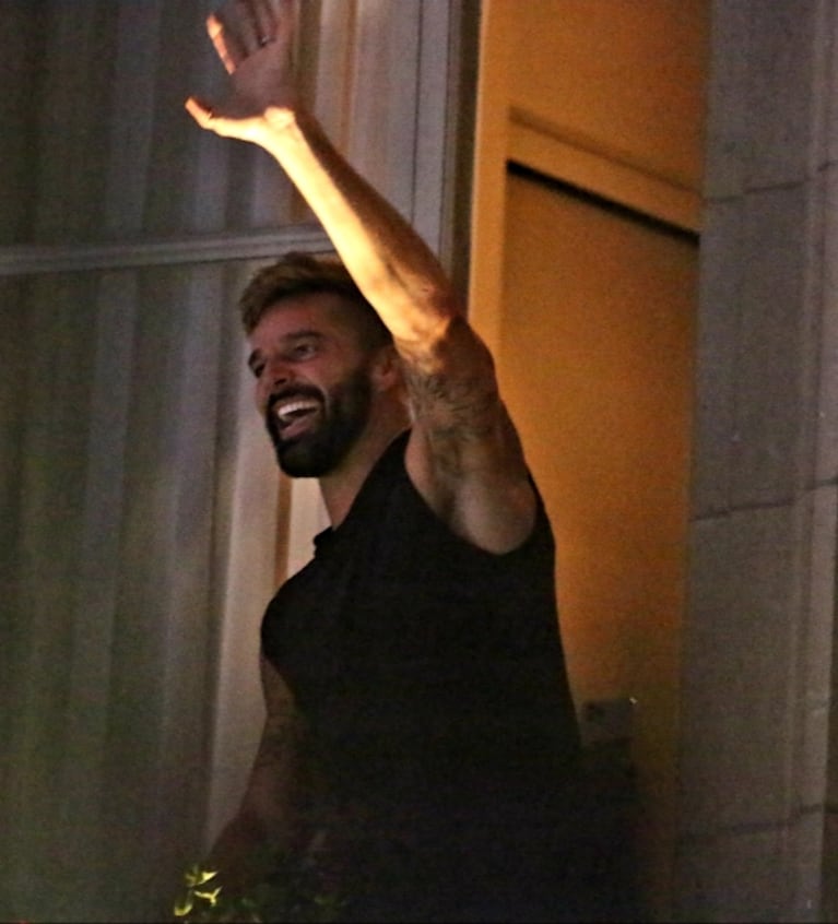 Ricky Martin saludó a sus fans que lo agasajaron con una comparsa en la puerta del hotel: "Gracias por tanto amor"