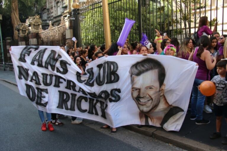 Ricky Martin saludó a sus fans que lo agasajaron con una comparsa en la puerta del hotel: "Gracias por tanto amor"