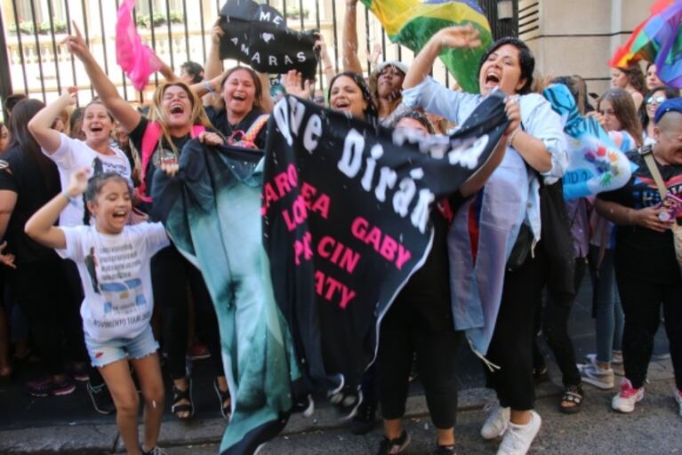 Ricky Martin saludó a sus fans que lo agasajaron con una comparsa en la puerta del hotel: "Gracias por tanto amor"