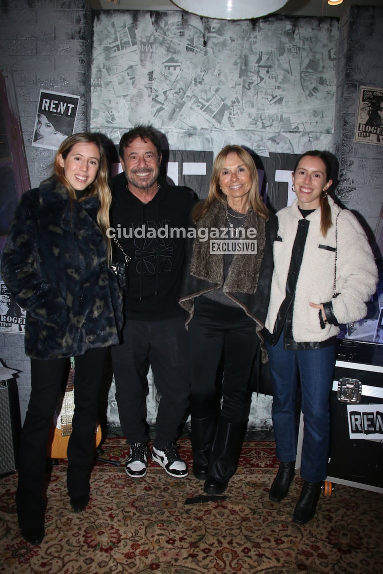 Ricky Sarkany y su familia fueron al teatro a ver Rent (Foto: Movilpress).