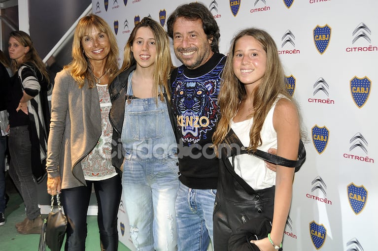 Ricky Sarkany y su familia, hinchada top de Boca (Fotos Jennifer Rubio)..jpg