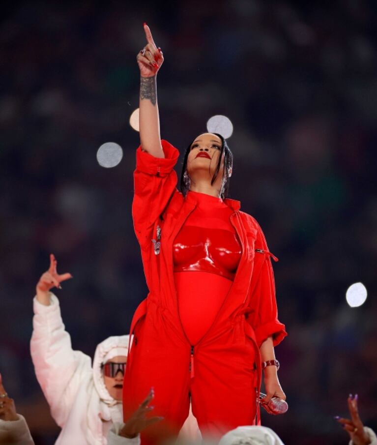 Rihanna la rompió en el Super Bowl y confirmó que está embarazada de su segundo hijo