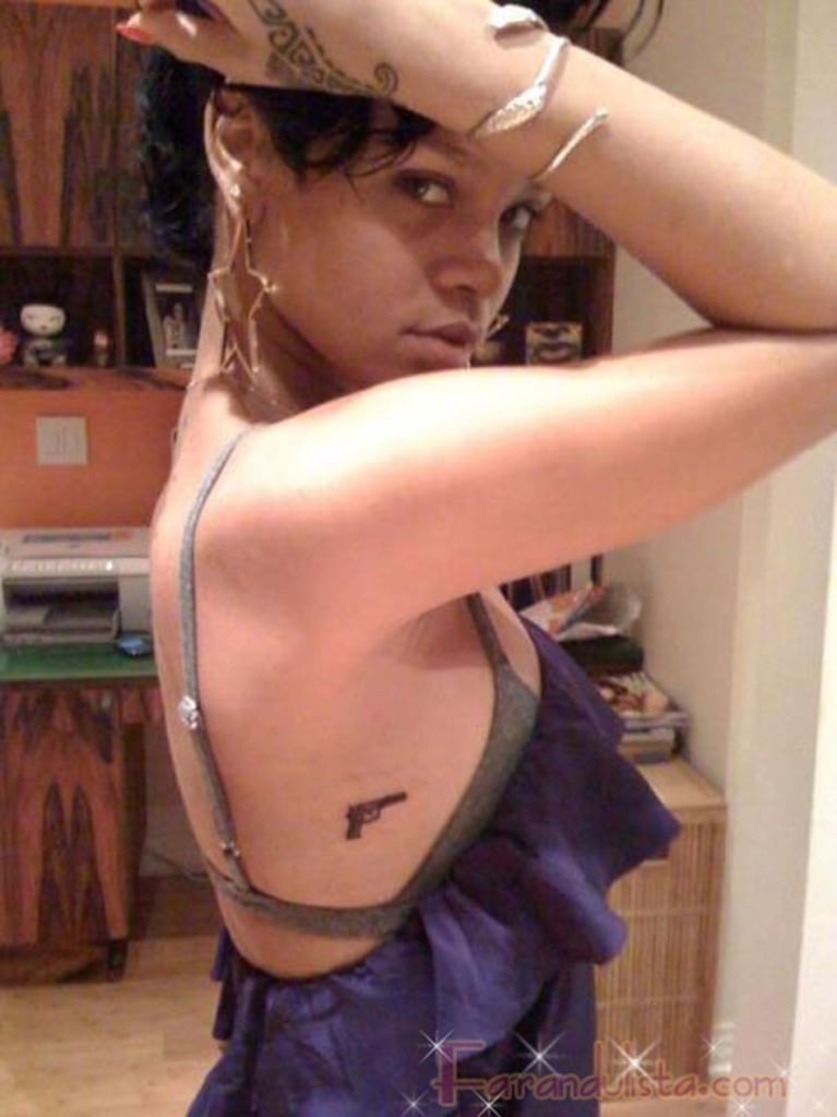 Rihanna también tiene tatuado un arma.