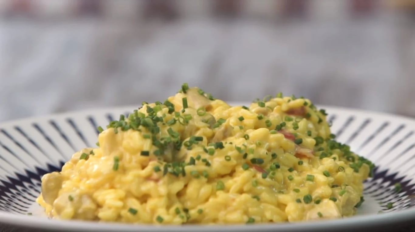 Risotto de pollo, azafrán y mascarpone: el paso a paso de una receta fácil 