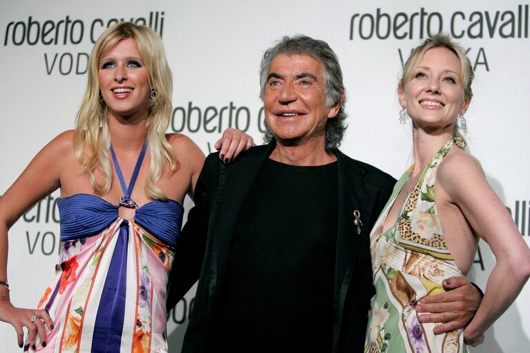 Roberto Cavalli con Nicky Hilton y Anne Heche en mayo de 2006. (Foto: Reuters)