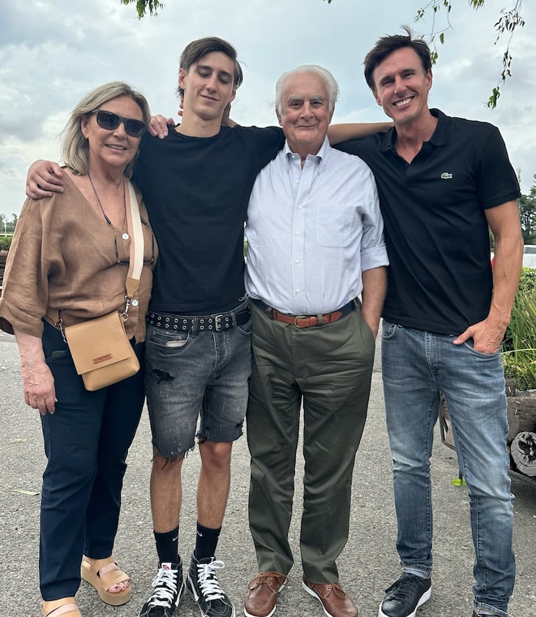 Roberto con sus padres y su hijo.