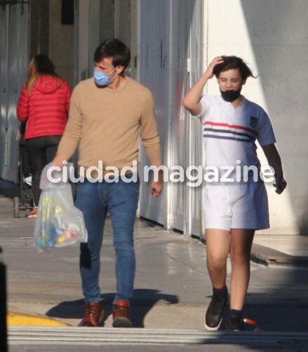 Roberto García Moritán y Bautista Vicuña, de compras antes del festejo (Fotos: Movilpress).