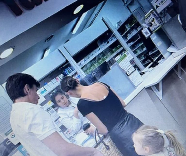 Roberto, Pampita y Ana en una farmacia.