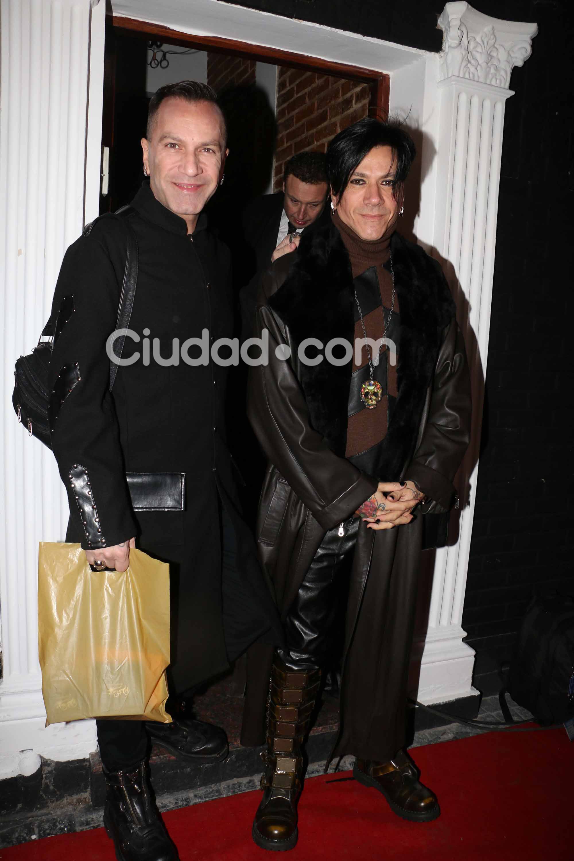 Roberto Piazza y su marido Walter en el cumpleaños de Cacho Castaña. Foto: Movilpress-Ciudad.com.