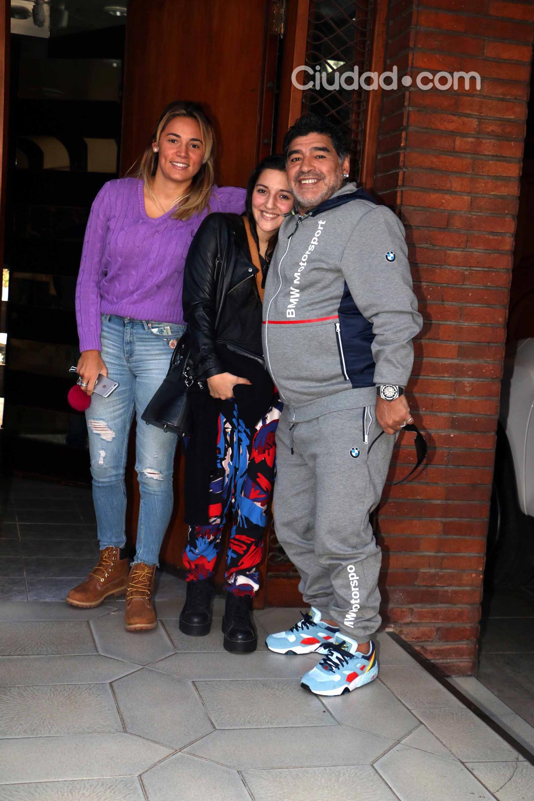 Rocío Oliva, Jana y Diego Maradona festejaron el Día del Padre en la casona de Villa Devoto. (Foto: Ciudad.com - Movilpress)