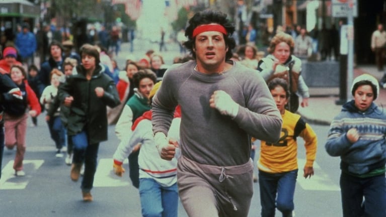 Rocky (1976)  fue premiada con 3 Premios Óscar, catapultando a Stallone a la fama.