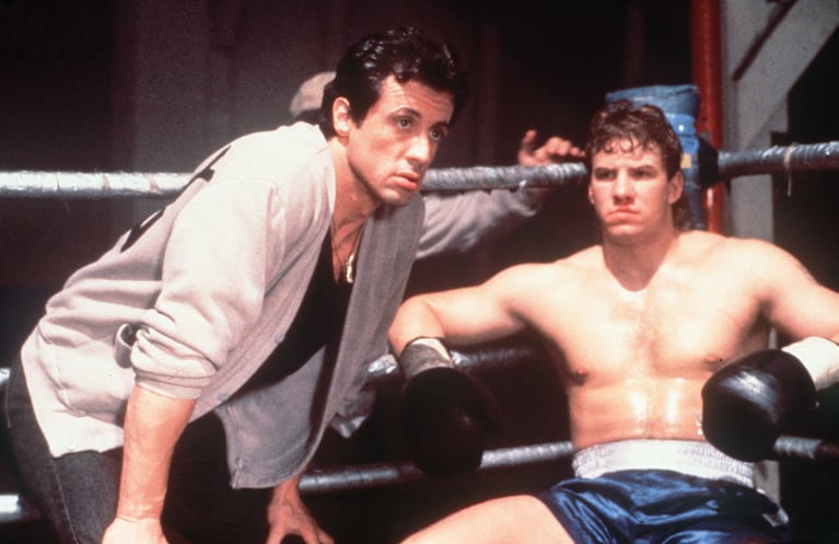 Rocky V: un joven boxeador llamado Tommy Gunn (Tommy Morrison) se presenta ante Rocky con la intención de que sea su mánager.