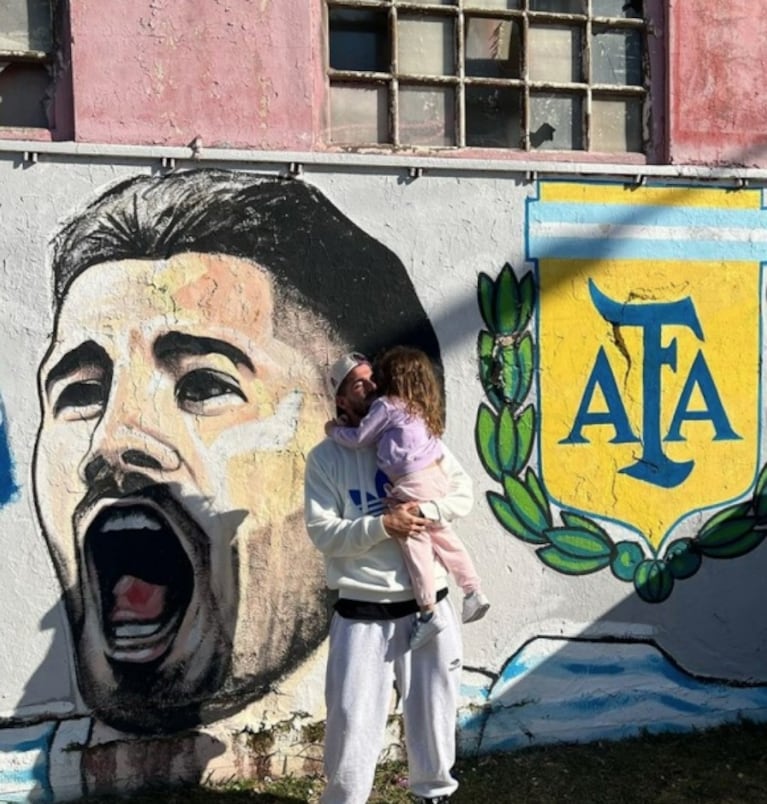 Rodrigo de Paul compartió la emoción de su hija al verlo pintado en un mural: "Tu carita de orgullo"