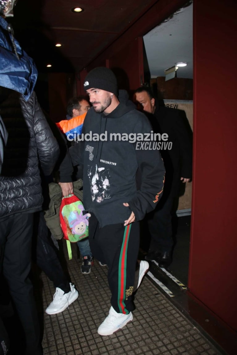 Rodrigo de Paul disfrutó de un show infantil junto a sus hijos: las fotos de la salida familiar y la buena onda con los fans