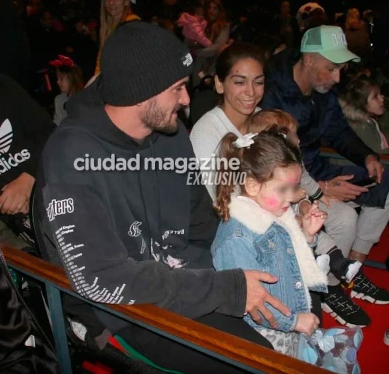 Rodrigo de Paul disfrutó de un show infantil junto a sus hijos: las fotos de la salida familiar y la buena onda con los fans