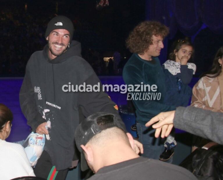 Rodrigo de Paul disfrutó de un show infantil junto a sus hijos: las fotos de la salida familiar y la buena onda con los fans