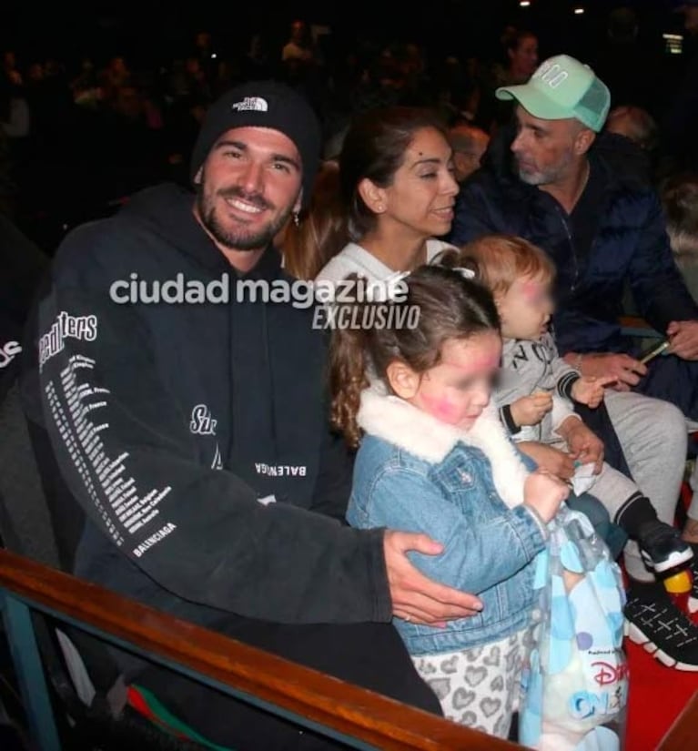 Rodrigo de Paul disfrutó de un show infantil junto a sus hijos: las fotos de la salida familiar y la buena onda con los fans