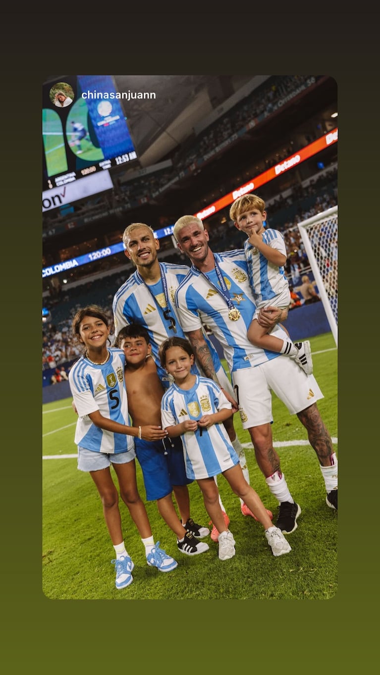 Rodrigo de Paul y Leandro Paredes con sus hijos