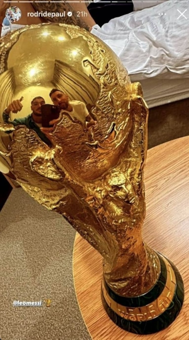 Rodrigo de Paul y Lionel Messi celebraron con un impactante foto con la Copa del Mundo