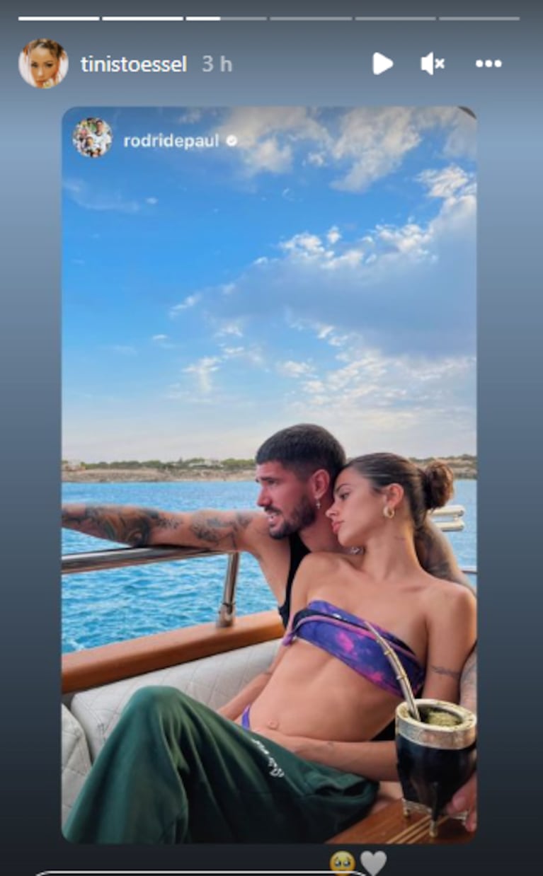 Rodrigo de Paul y Tini Stoessel compartieron postales románticas desde Ibiza, donde también está Camila Homs