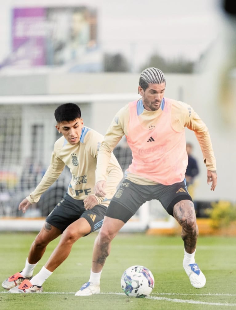 Rodrigo impactó con un llamativo look “jean con jean” antes del entrenamiento.