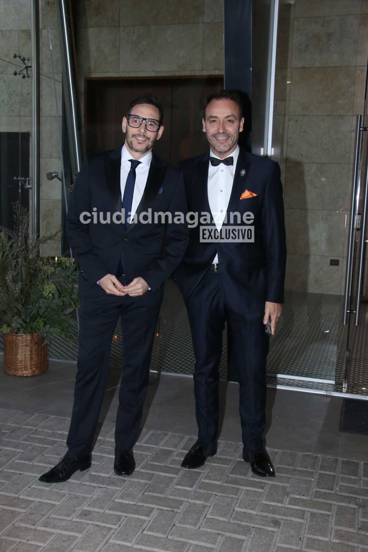 Rodrigo Lussich y Adrián Pallares en la boda de Baby Etchecopar y Silvia Cupeiro. (Foto: Movilpress)