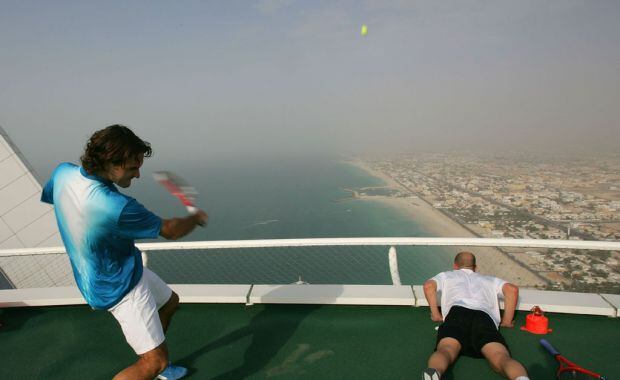 Roger Federer y Andre Agassi, en el hotel (Foto: Web).