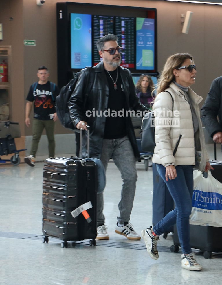 Rolando Barbano y Marina Calabró en el Aeropuerto Internacional de Ezeiza (Foto: Movilpress).