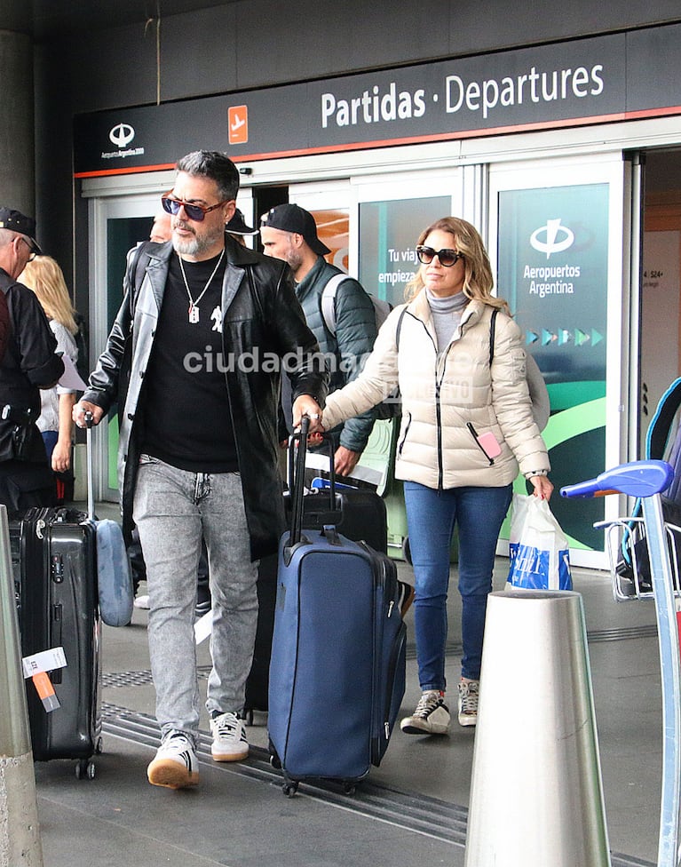 Rolando Barbano y Marina Calabró en el Aeropuerto Internacional de Ezeiza (Foto: Movilpress