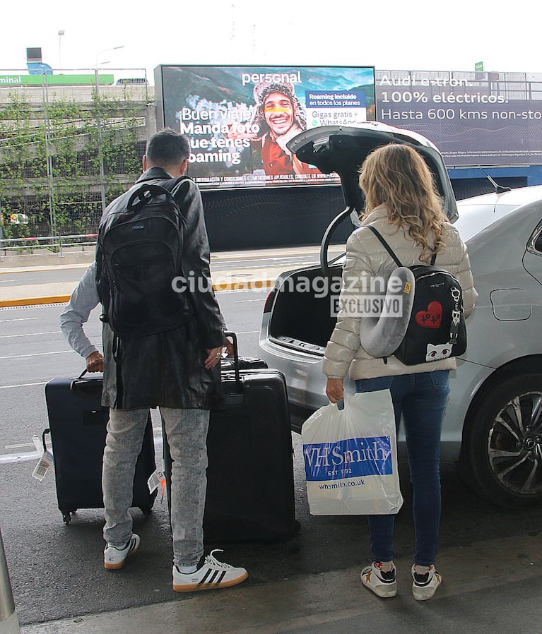 Rolando Barbano y Marina Calabró en el Aeropuerto Internacional de Ezeiza (Foto: Movilpress