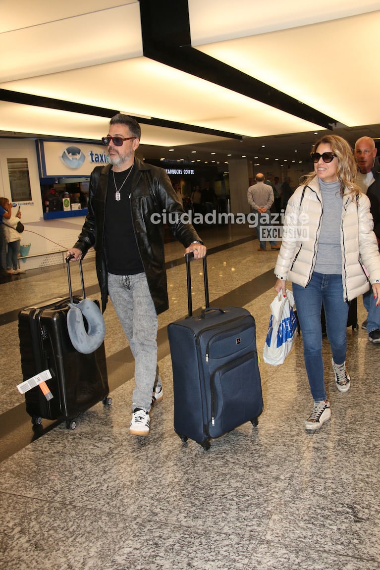 Rolando Barbano y Marina Calabró en el Aeropuerto Internacional de Ezeiza (Foto: Movilpress