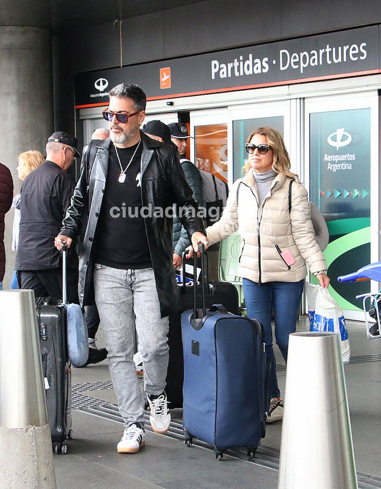 Rolando Barbano y Marina Calabró en el Aeropuerto Internacional de Ezeiza (Foto: Movilpress