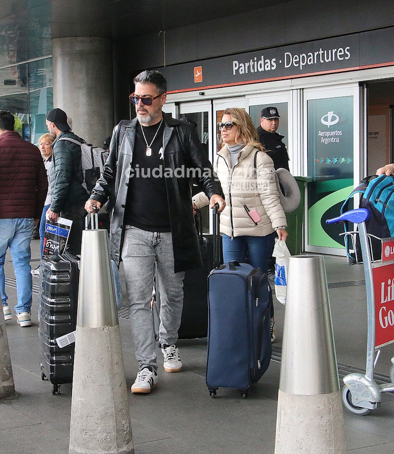 Rolando Barbano y Marina Calabró en el Aeropuerto Internacional de Ezeiza (Foto: Movilpress