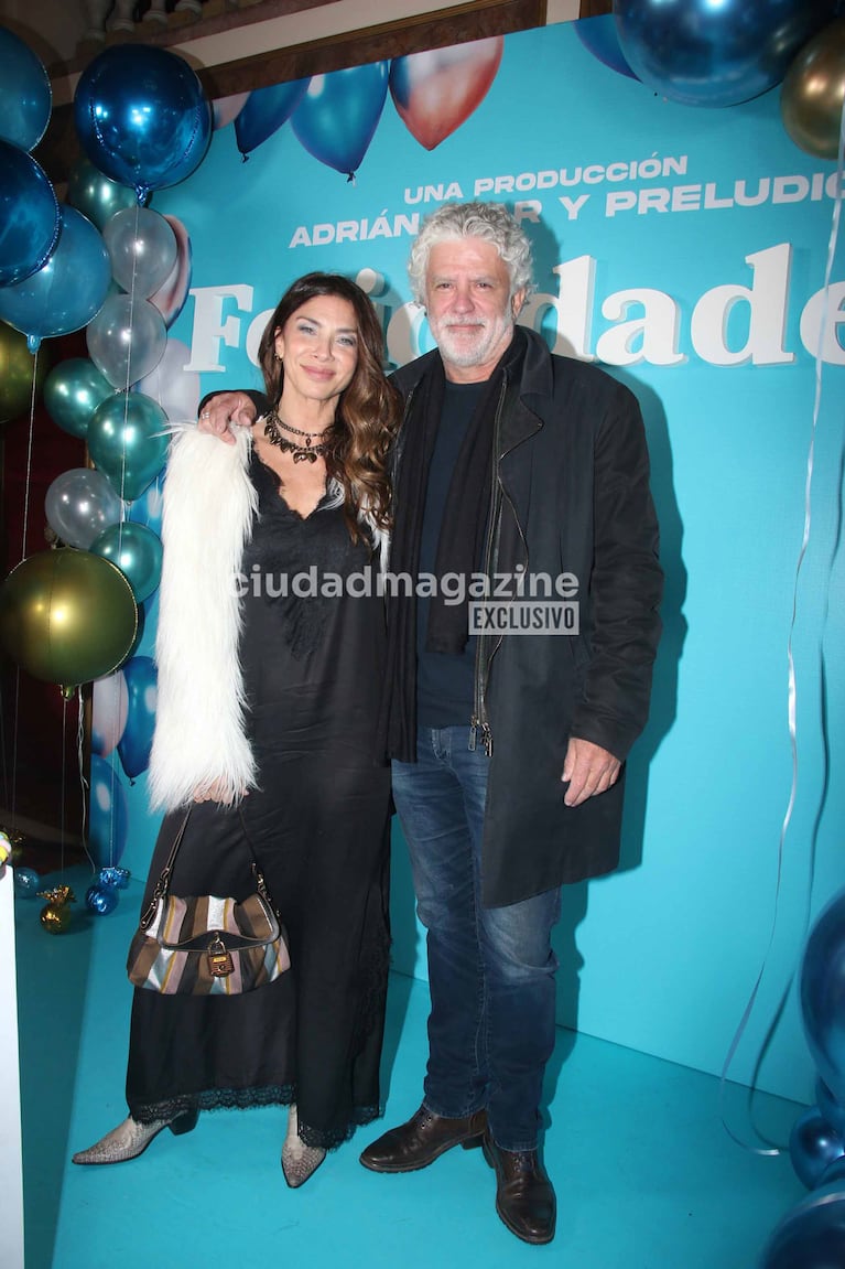 Romina Gaetani y su pareja en el teatro (Foto: Movilpress).