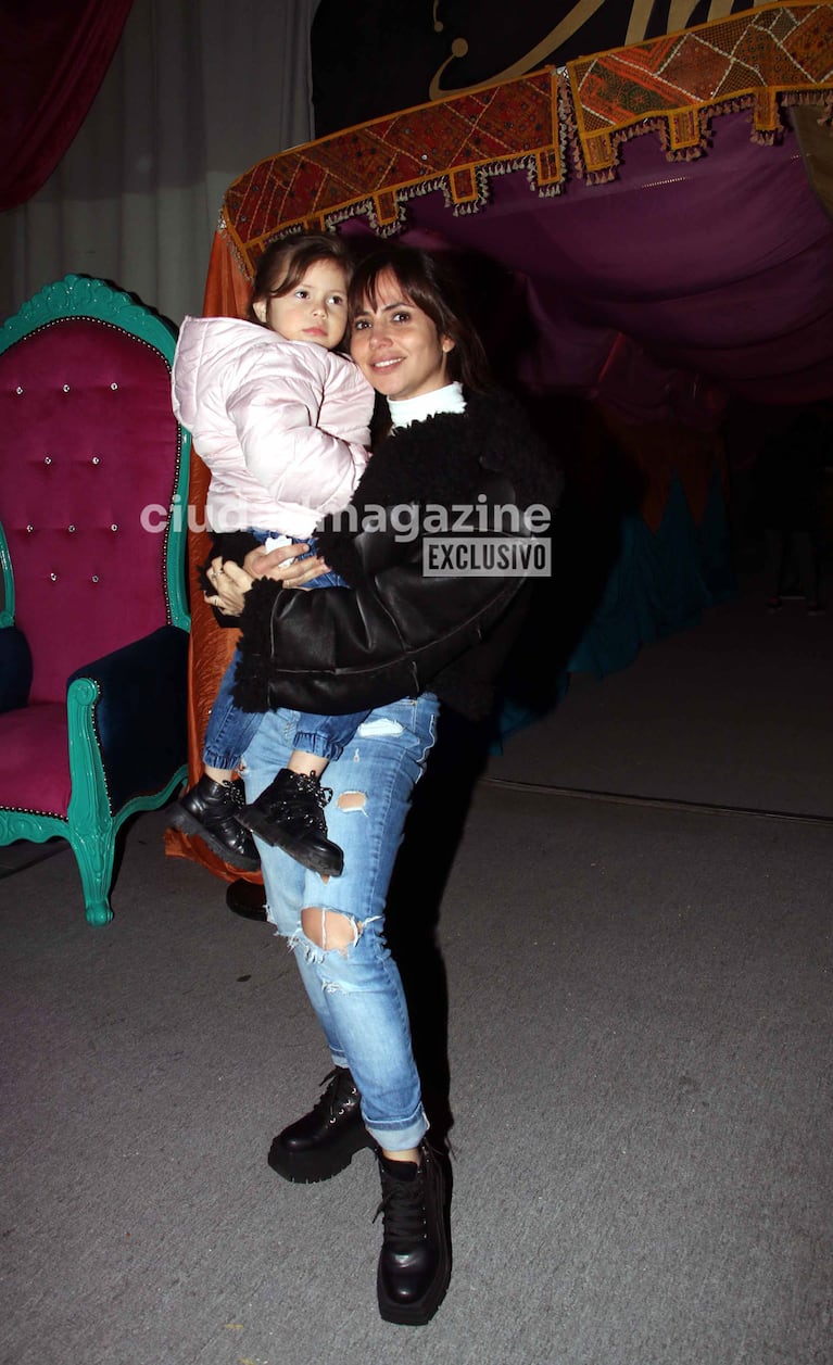 Romina Uhrig con su hija en el estreno de Circo de Anima de Flavio Mendoza (Foto: Movilpress).