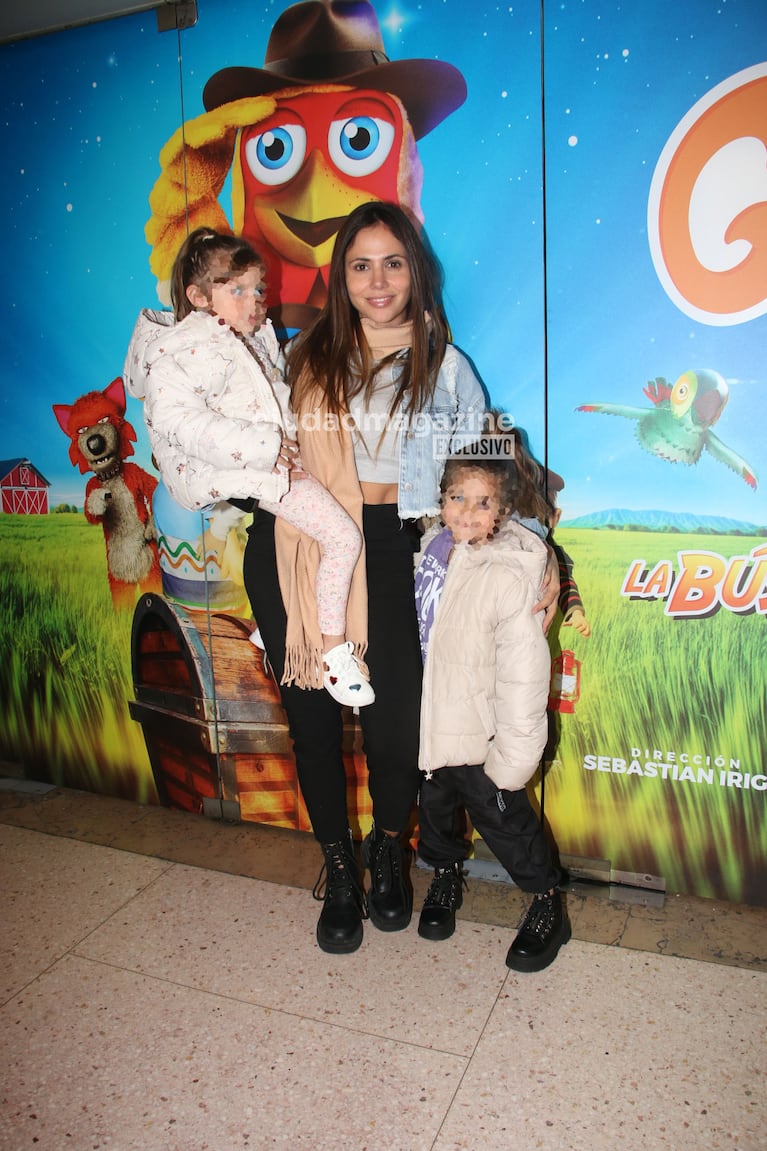 Romina Uhrig con sus hijas en el estreno de la Granja de Zenón (Foto: Movilpress).