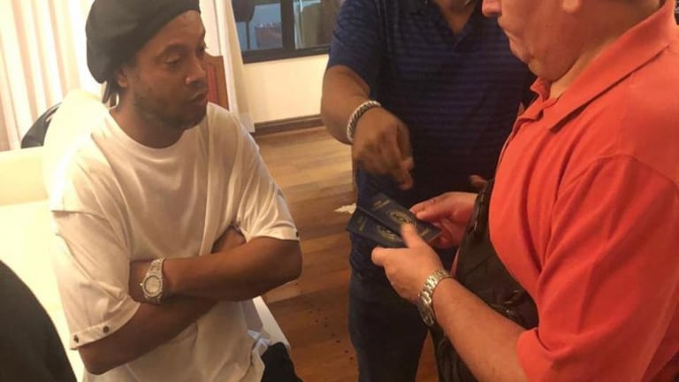 Ronaldinho fue demorado por supuesta adulteración de pasaportes y podría enfrentarse a una causa penal