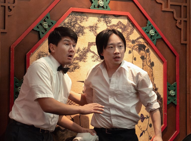 Ronny Chieng y Jimmy O. Yang en "Misterio en Chinatown".