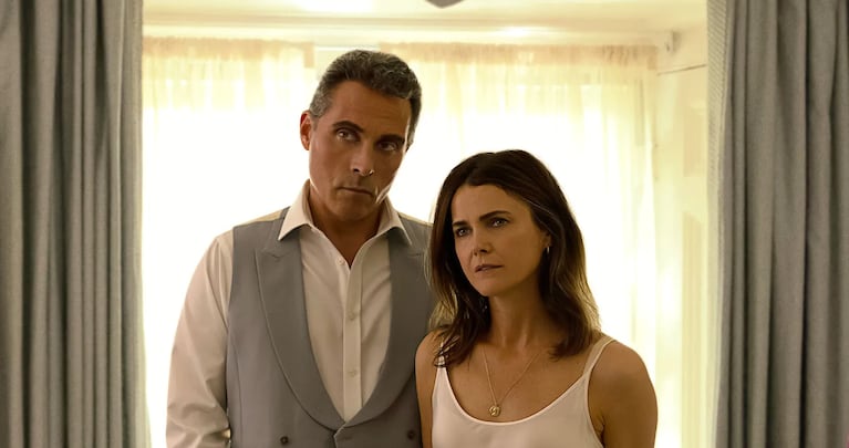 Rufus Sewell como Hal Wyler y Keri Russell como Kate Wyler en "La Diplomática".