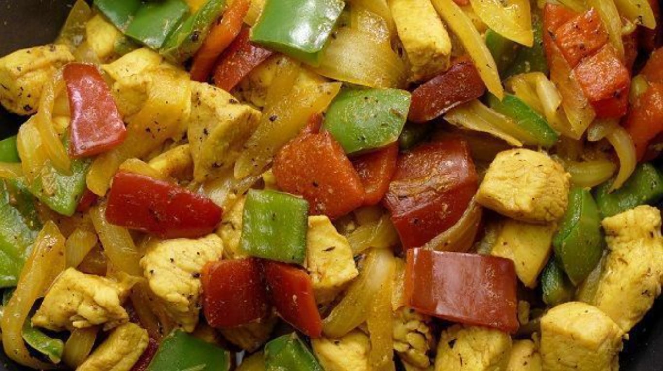 Sabores exóticos: la receta de salteado de pollo y vegetales al curry que despiertan tus sentidos       