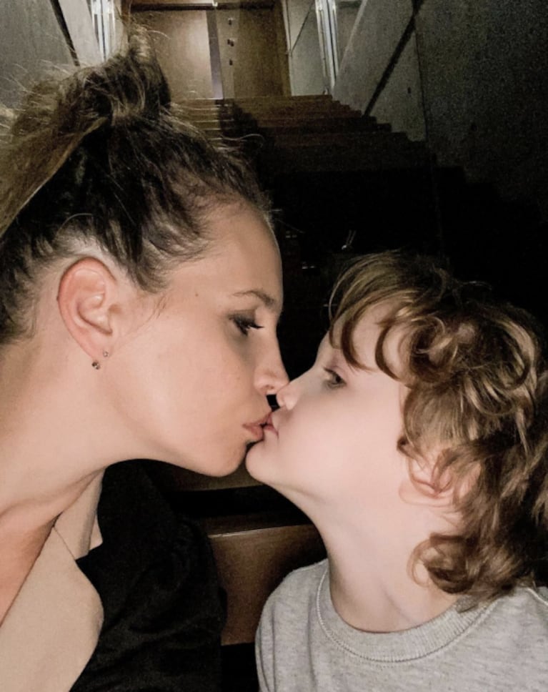 Sabrina Garciarena compartió una foto dándole un beso su hijo y recibió durísimas críticas: "No les den besos en la boca"