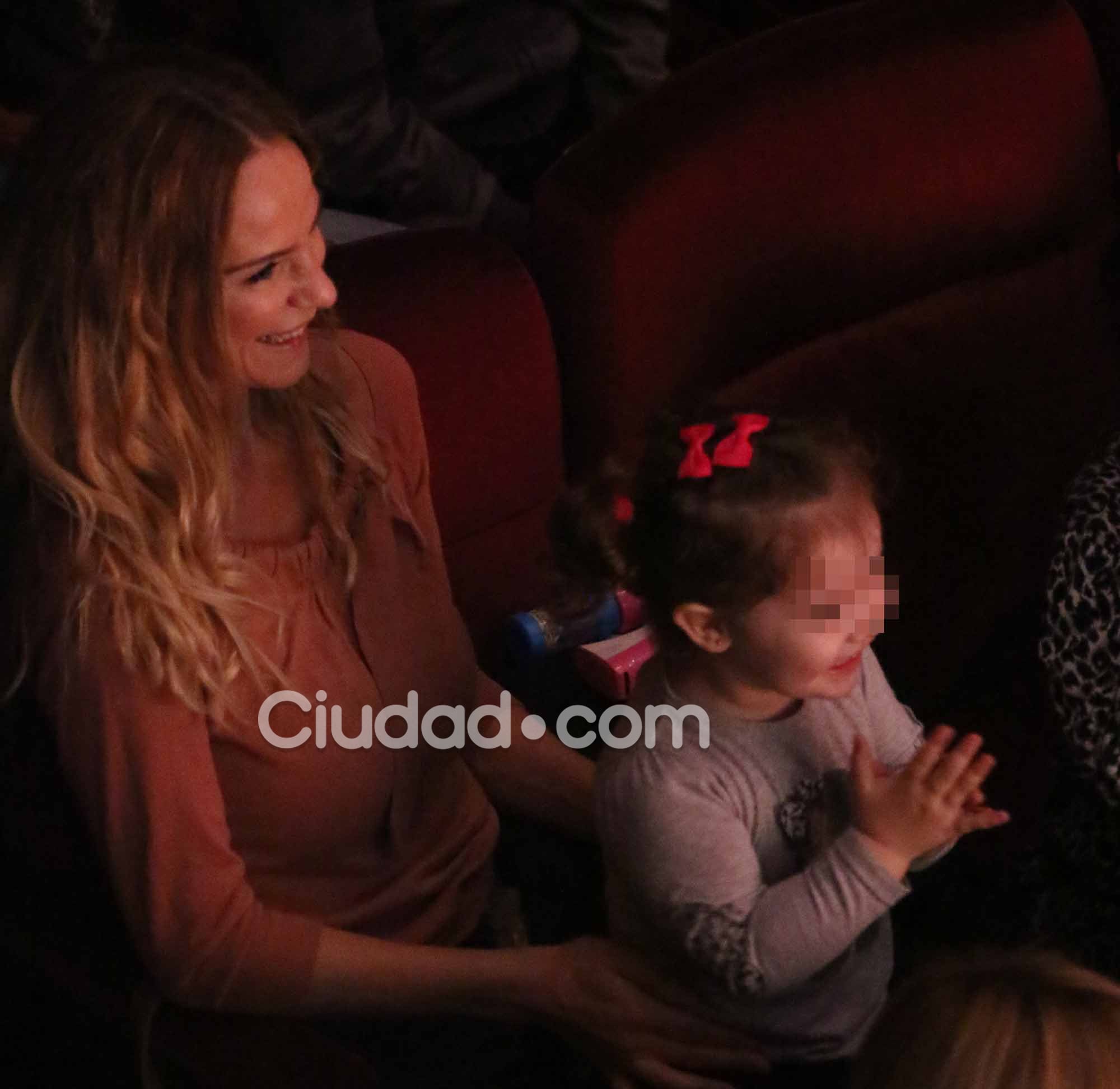 Sabrina Rojas llevó a Esperanza a ver Panam y Circo (Foto: Movilpress)